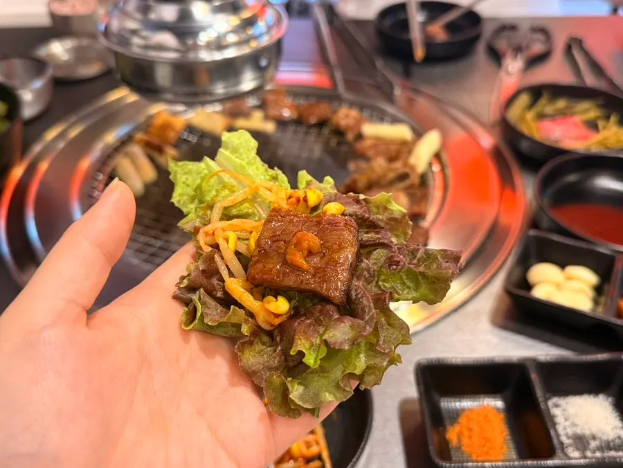 불판 위에서 구워지는 양념 생소갈비