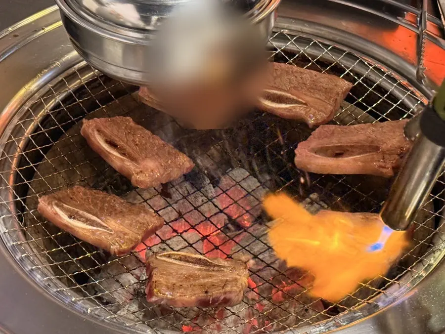 불판에 올린 생꽃소갈비
