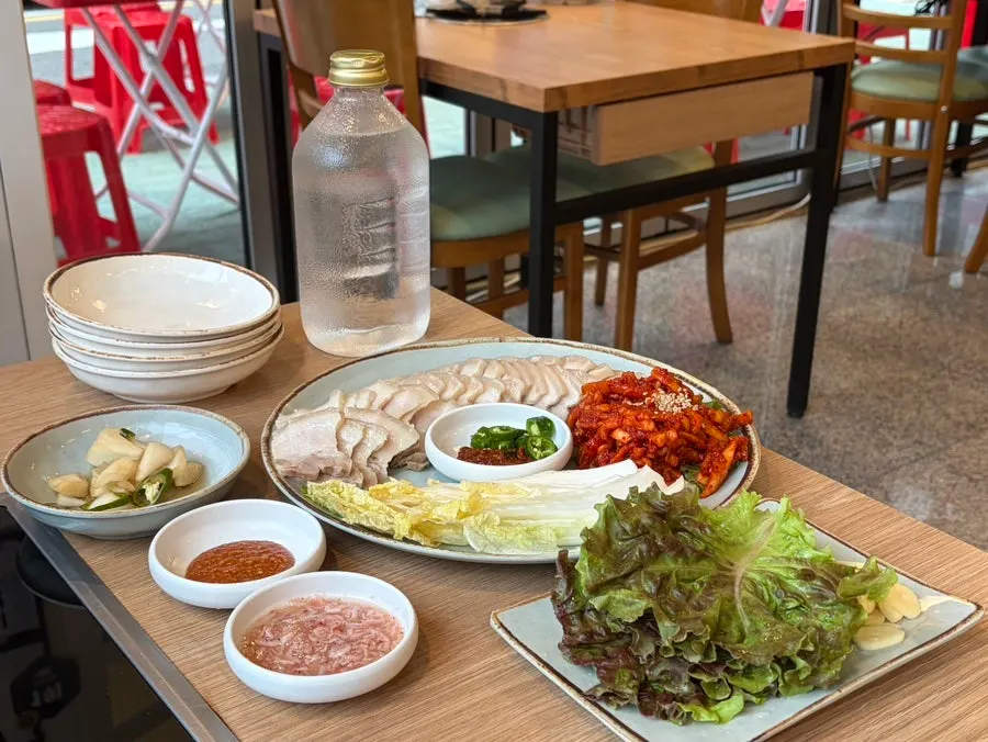 Dinner table with ogyeop bossam and dongjuk kalguksu together
