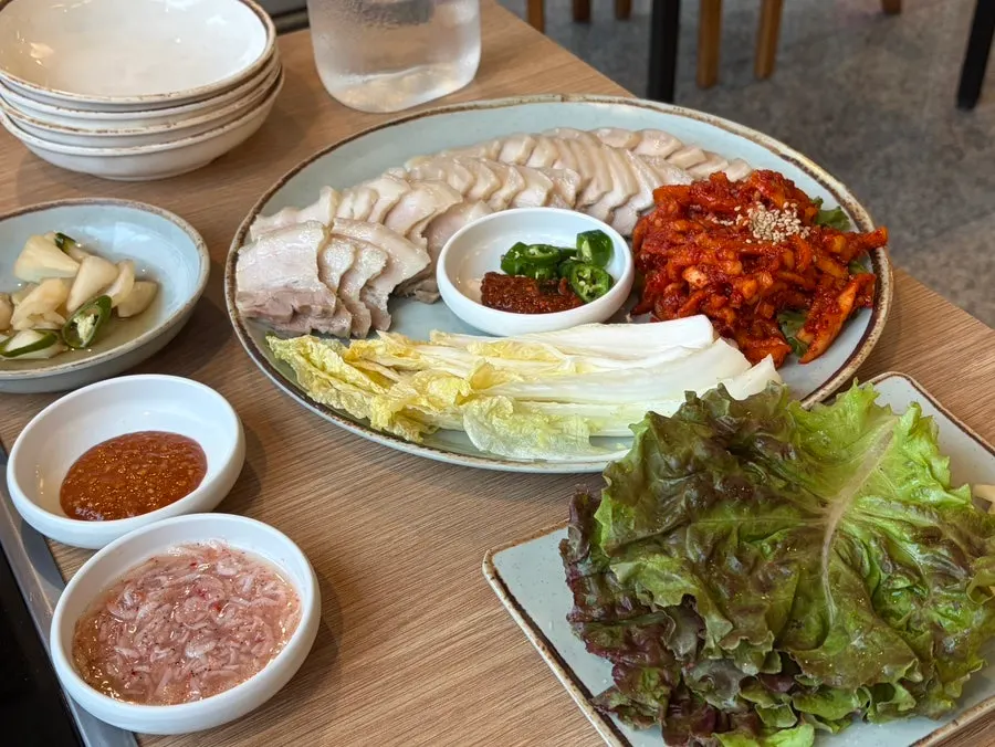 Cabbage wrap topped with bossam and kimchi