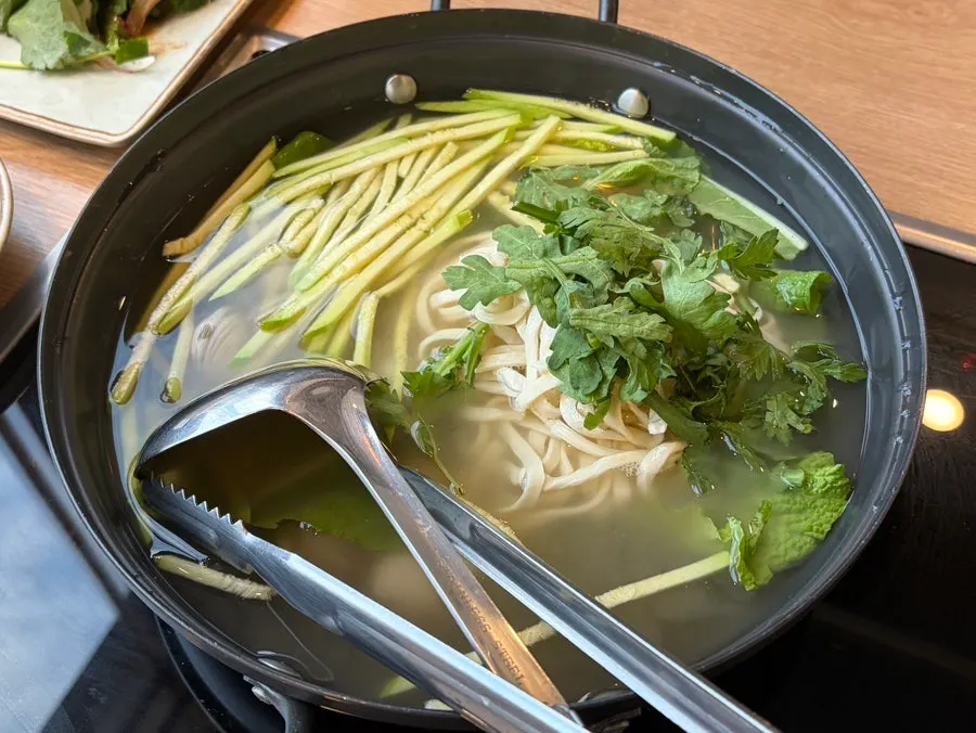 Dongjuk kalguksu served as part of the set