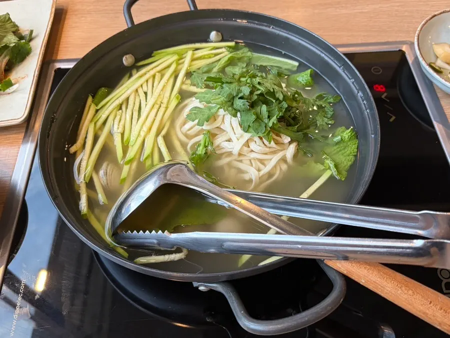 Broth and noodles of the dongjuk kalguksu