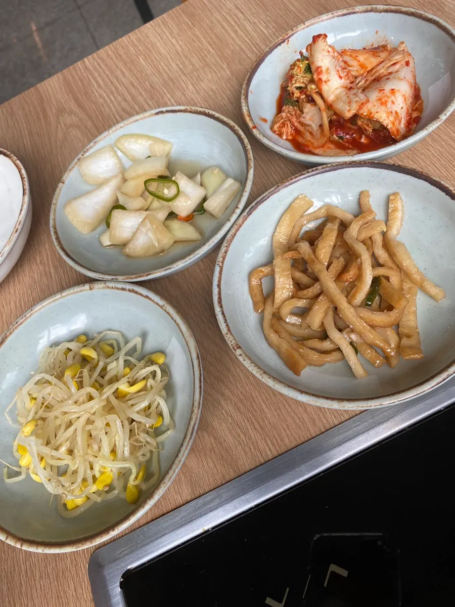 보쌈세트와 막국수가 차려진 상차림