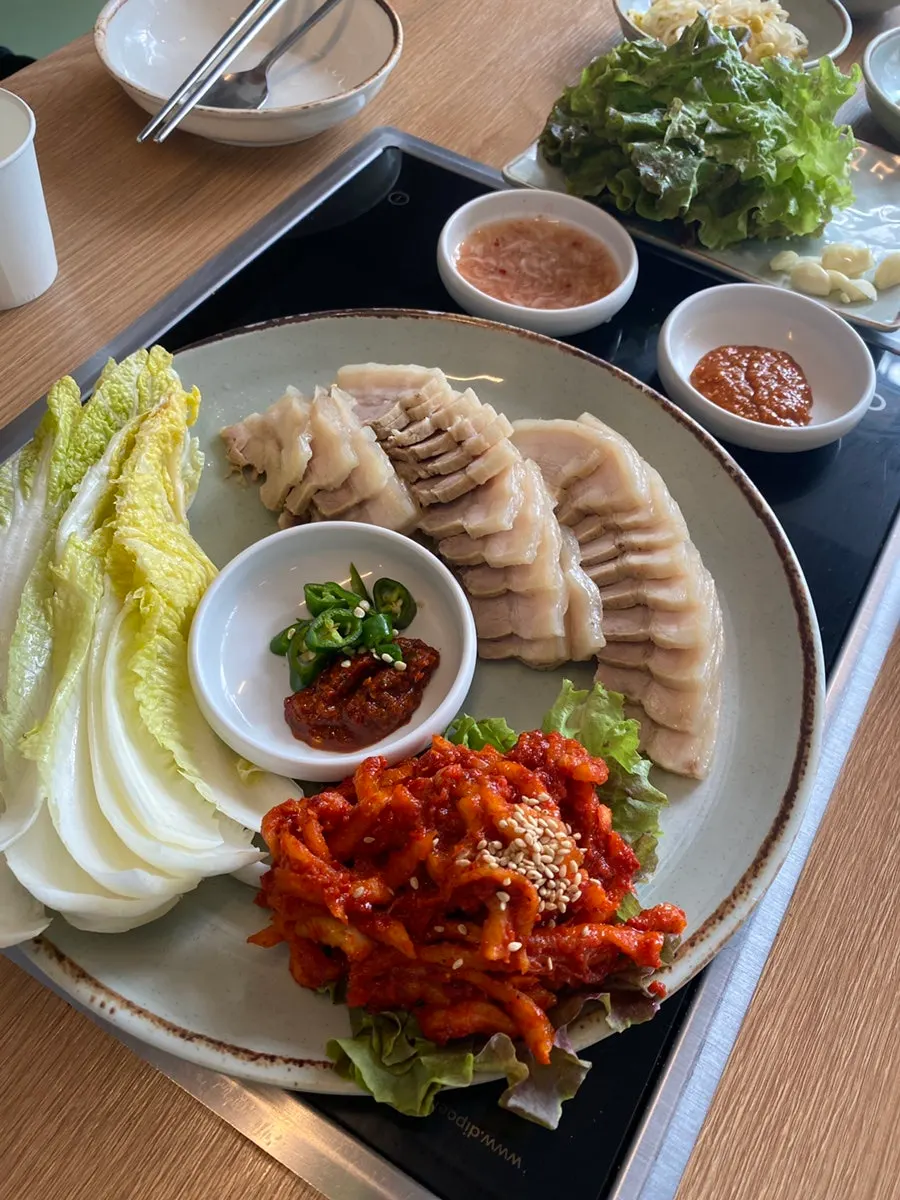 보쌈에 곁들이는 양파절임 반찬