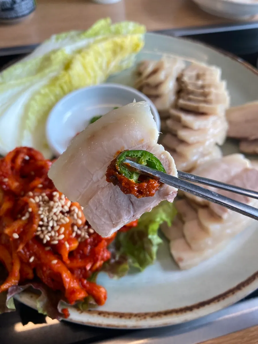 두툼하게 썰린 보쌈 고기 클로즈업