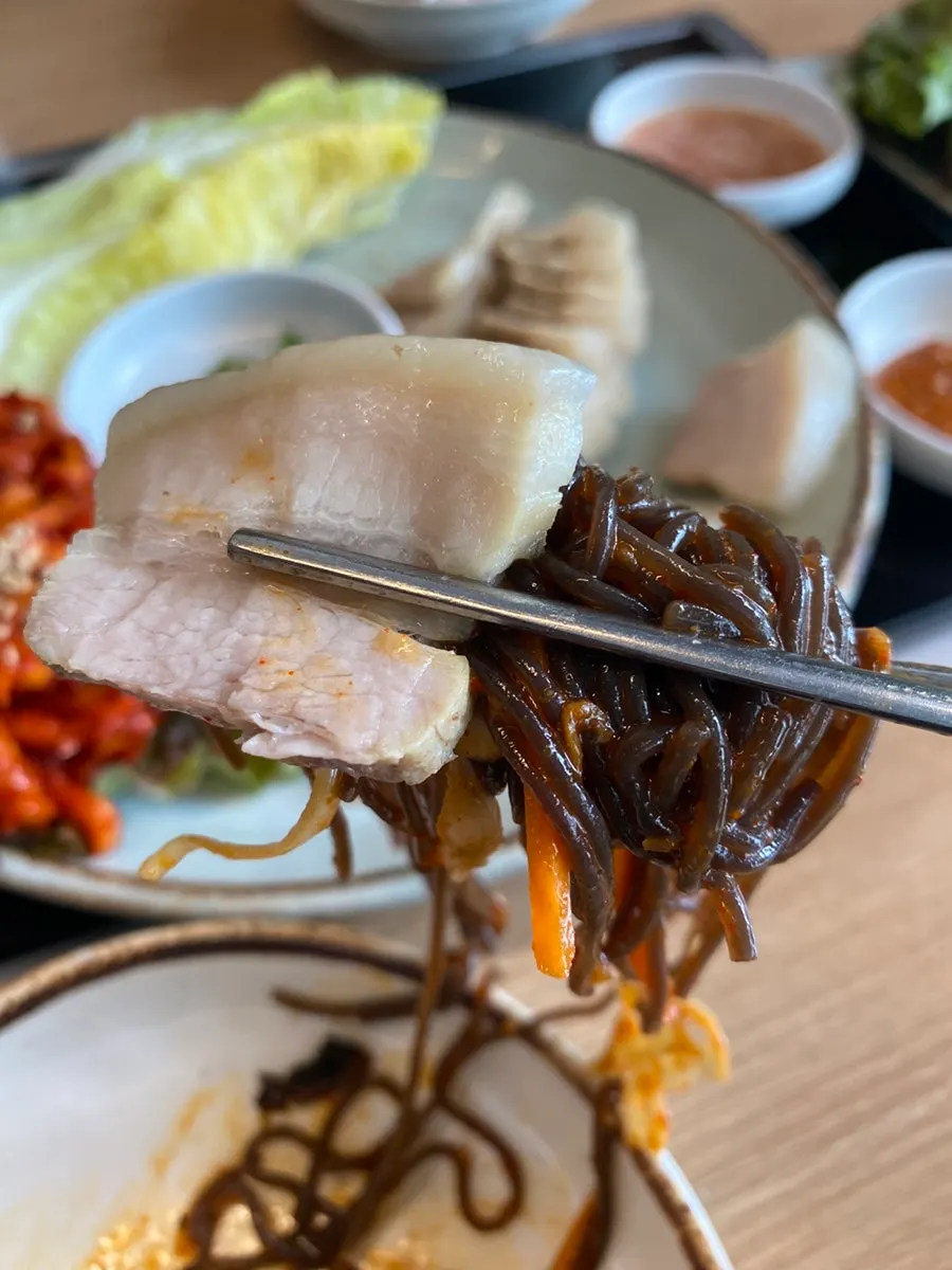김가루와 채소가 올라간 막국수