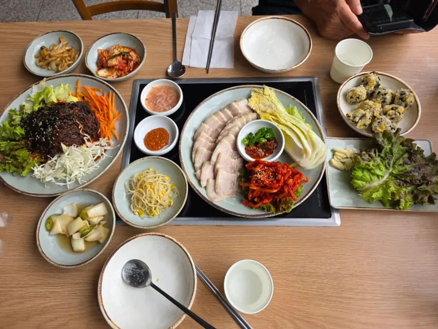 도톰하게 썬 오겹보쌈과 무김치 한상