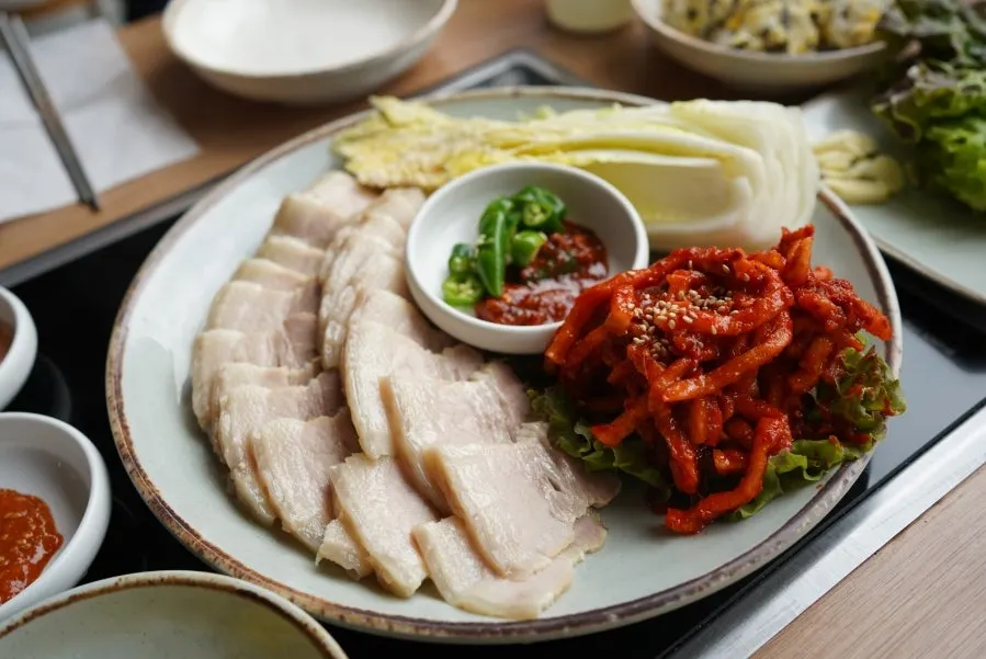 살코기와 지방이 적당히 붙은 오겹보쌈 클로즈업