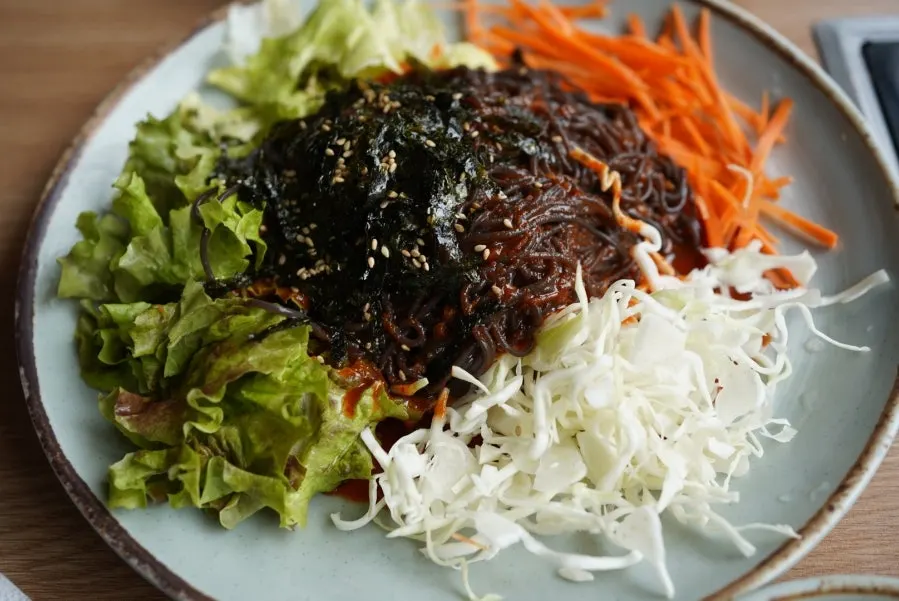 보쌈 세트로 나온 쟁반막국수