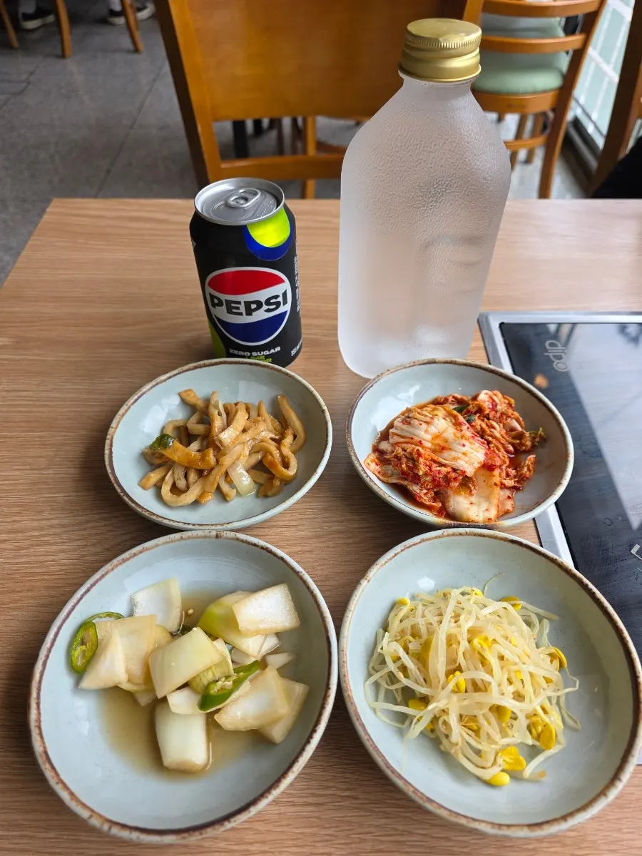 김치와 콩나물, 양파절임 등 밑반찬 구성
