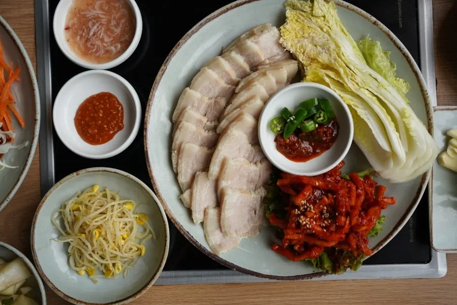 고기가 식으면 데워준다는 매장 안내문