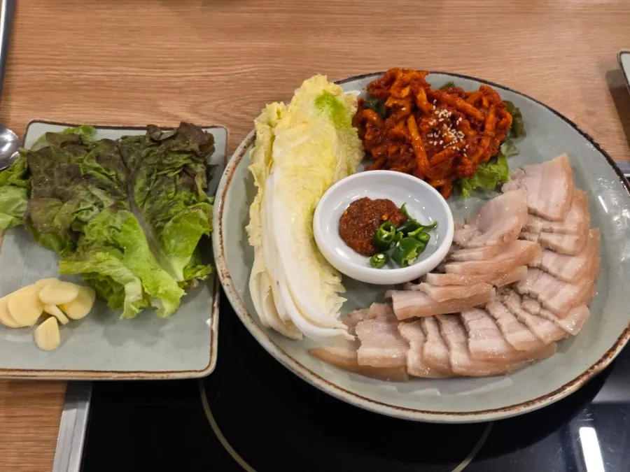 오겹보쌈 소와 기본찬이 깔린 테이블