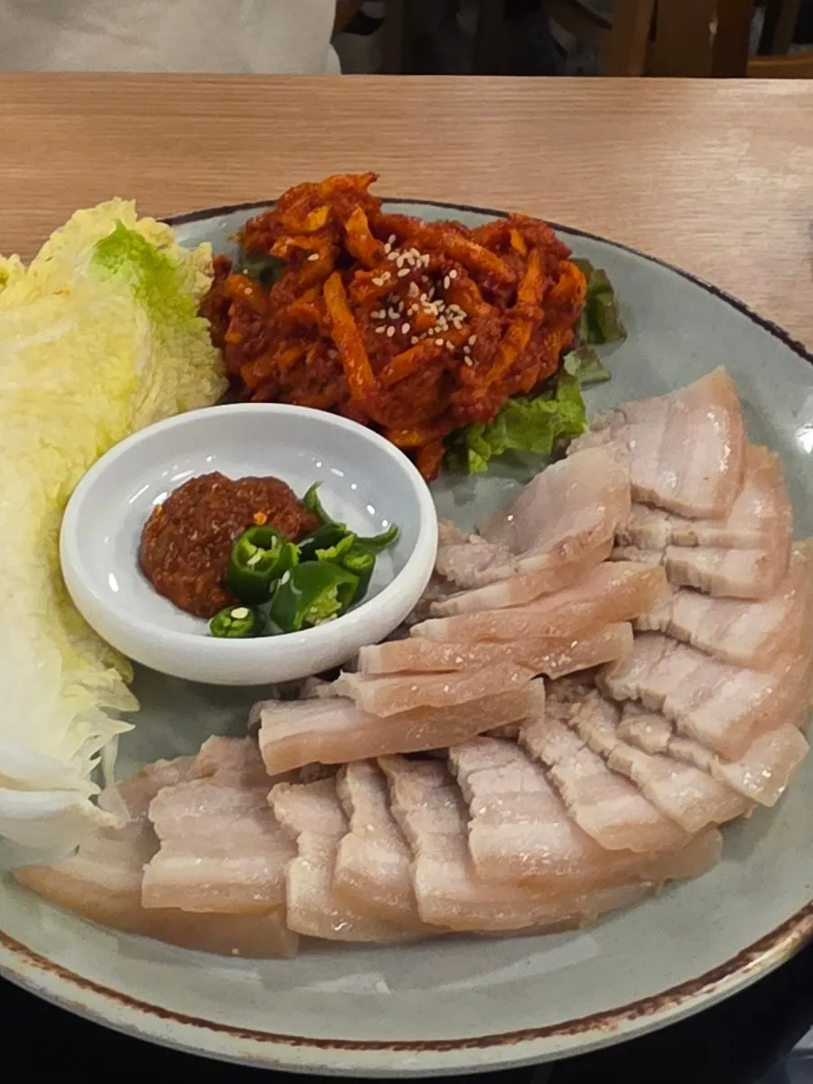 두툼하게 썰린 오겹보쌈과 보쌈김치