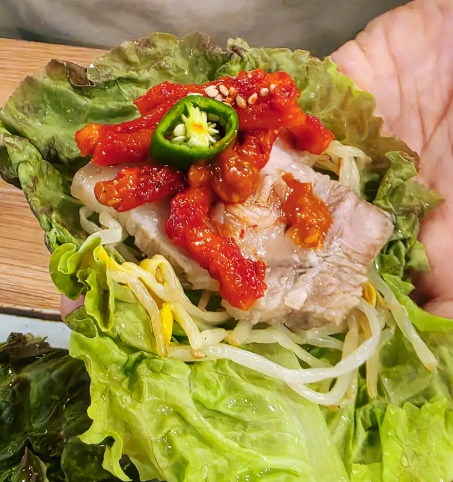 상추에 보쌈과 김치를 올린 한 쌈