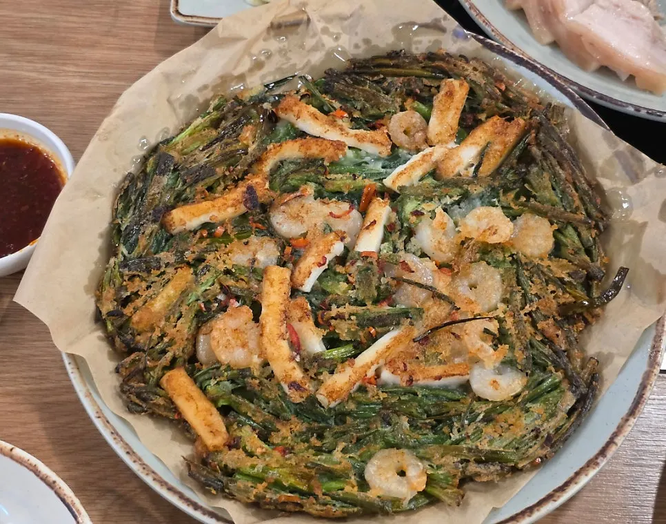 오겹보쌈과 오징어해물파전 상차림