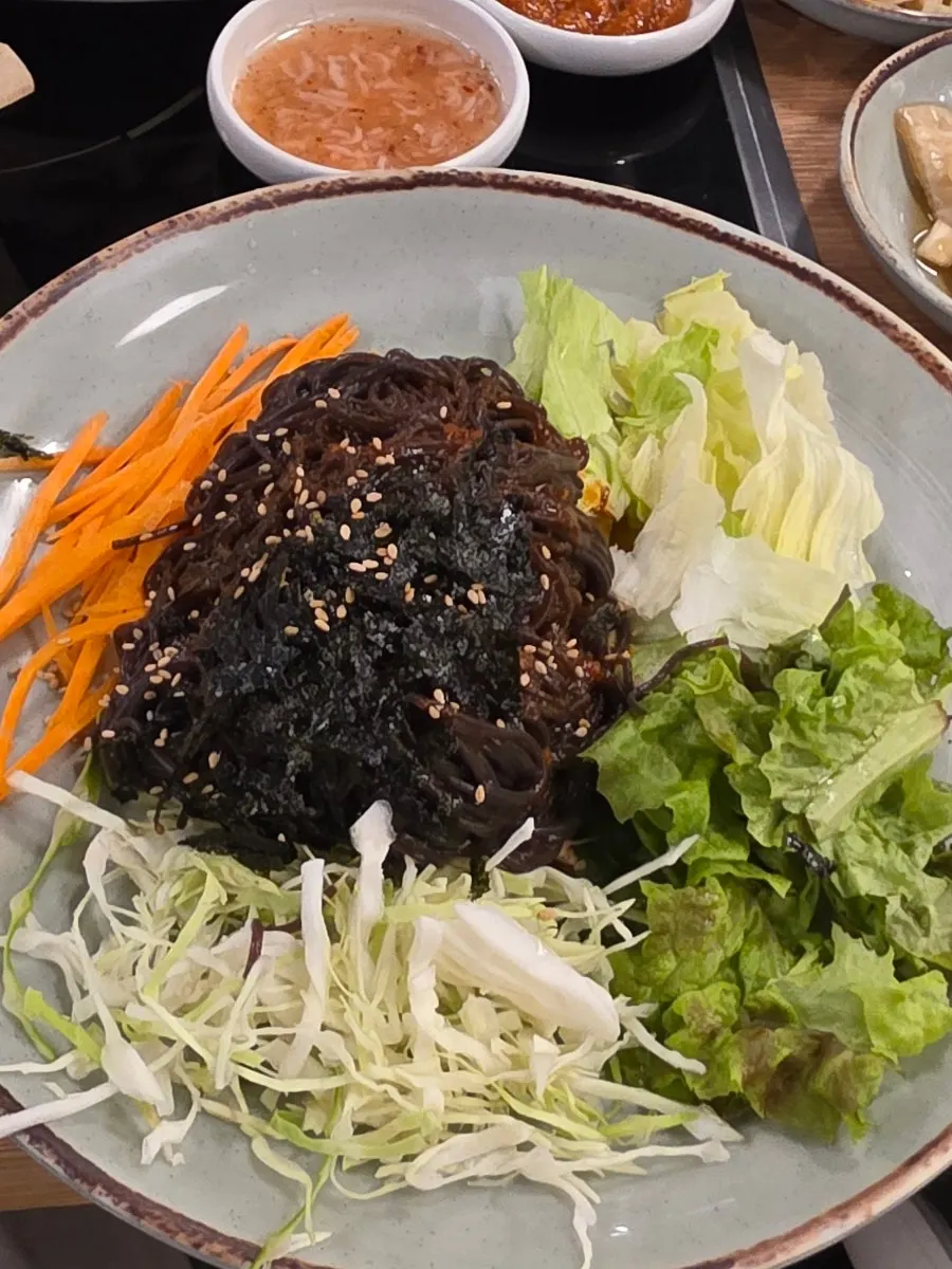 보쌈과 파전을 함께 놓은 저녁 상차림