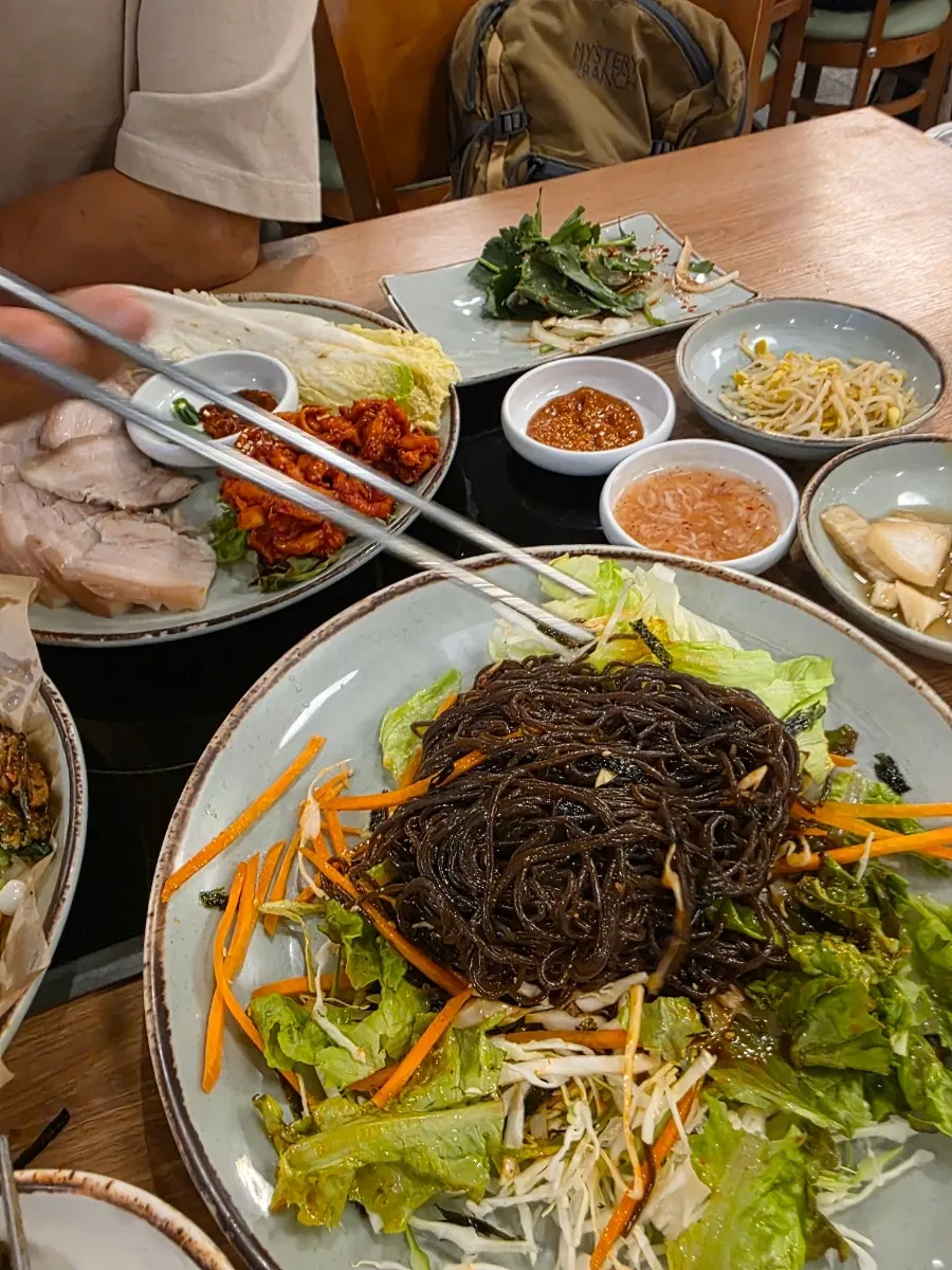 채소와 김가루가 올라간 쟁반막국수
