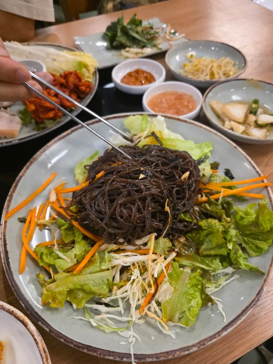 커다란 접시에 담긴 쟁반막국수