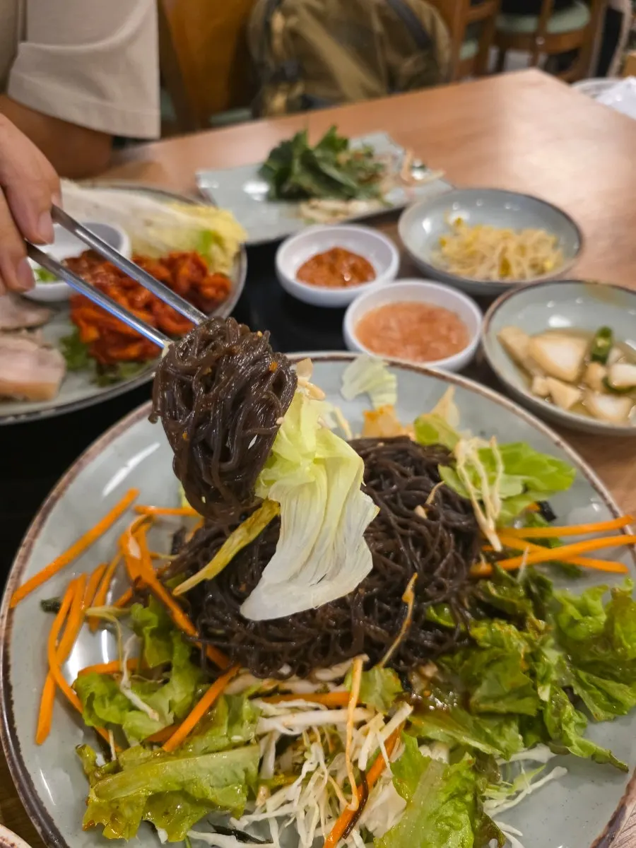 양념에 비빈 쟁반막국수 면