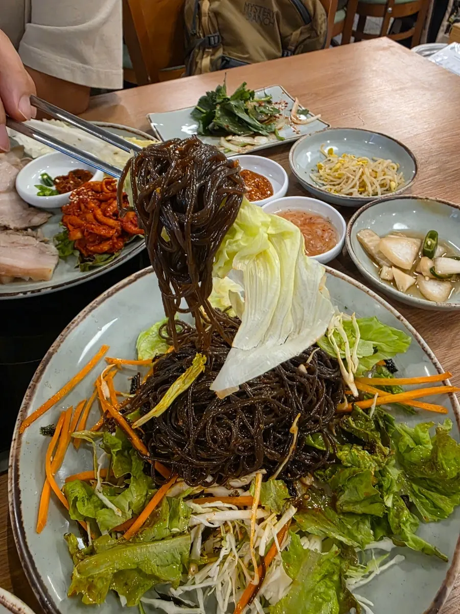 막국수와 보쌈을 함께 먹는 모습