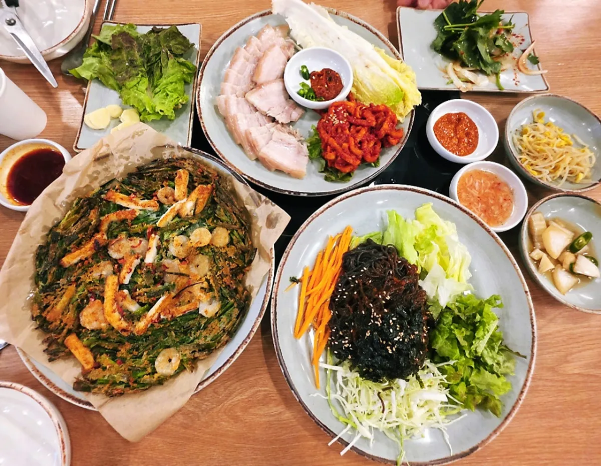 오겹보쌈 막국수 해물파전 전체 상차림