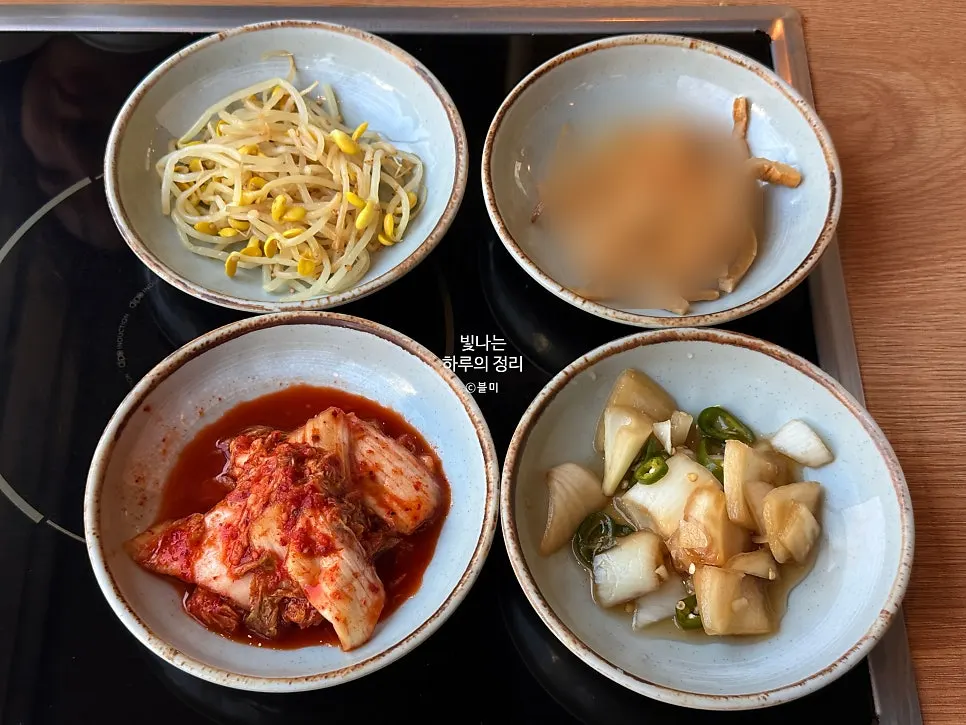 물과 컵이 놓인 세팅된 테이블