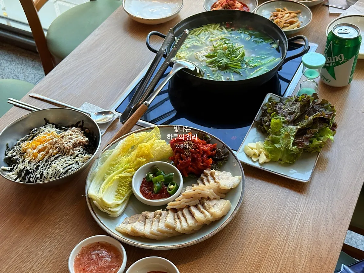 셀프바에 걸린 앞치마와 반찬통