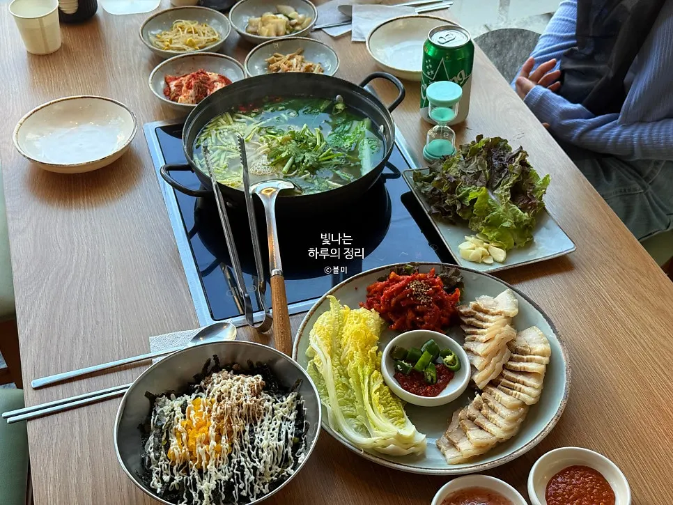 셀프바 앞 반찬 접시와 집게