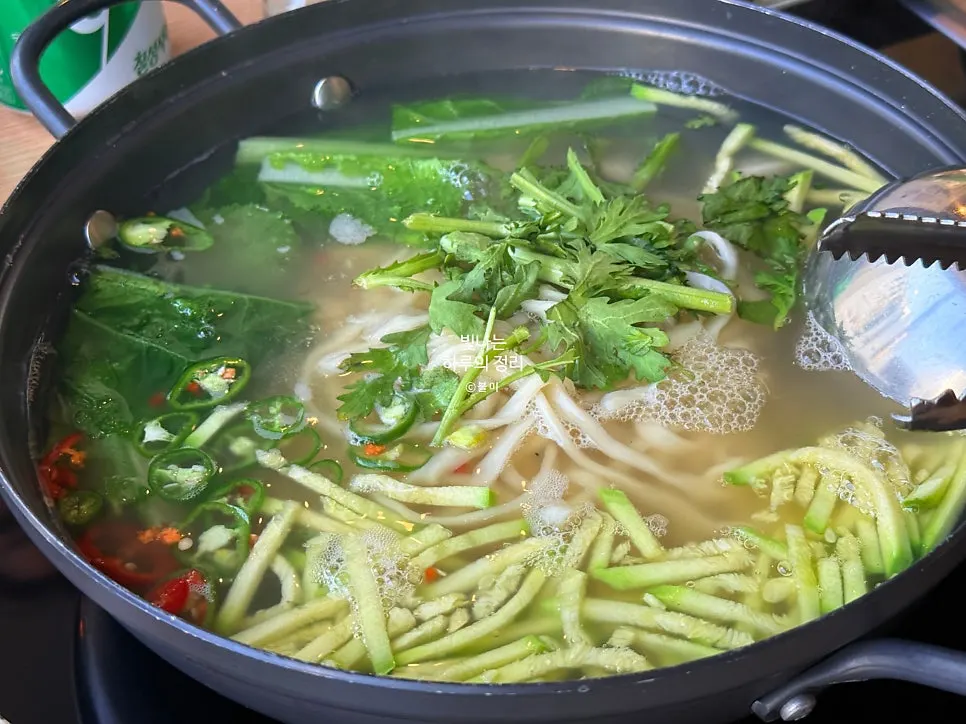 오겹보쌈과 동죽칼국수, 주먹밥이 차려진 한 상