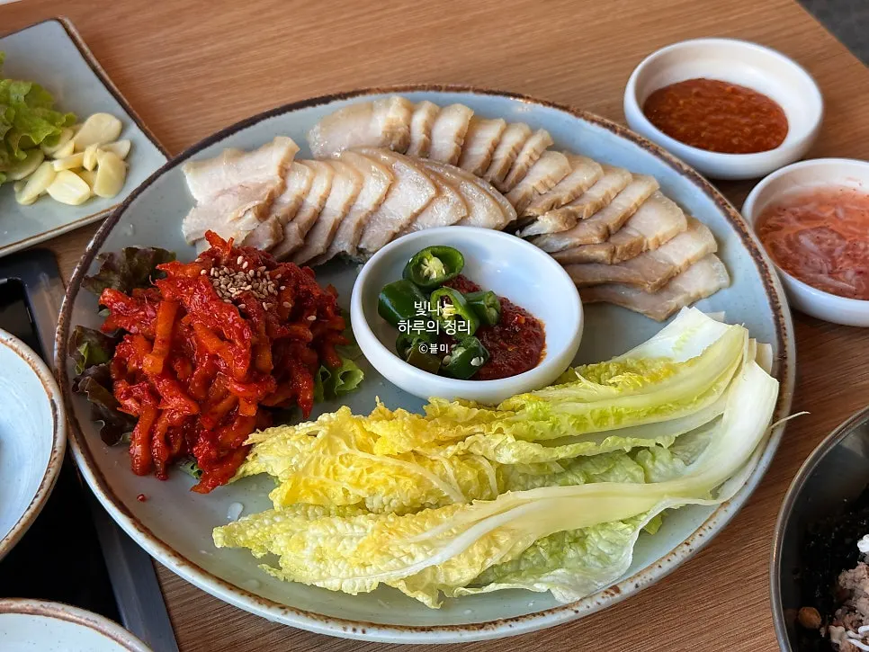 인덕션 위 전골냄비에 담긴 동죽칼국수