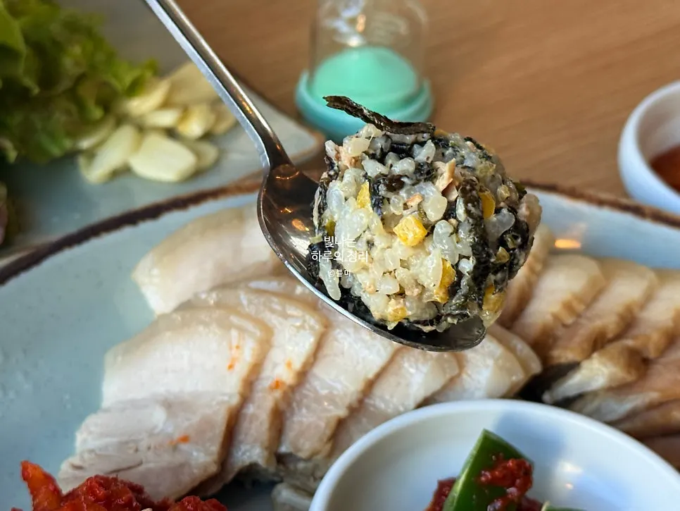 양푼에 참치와 마요 소스가 올라간 주먹밥 재료