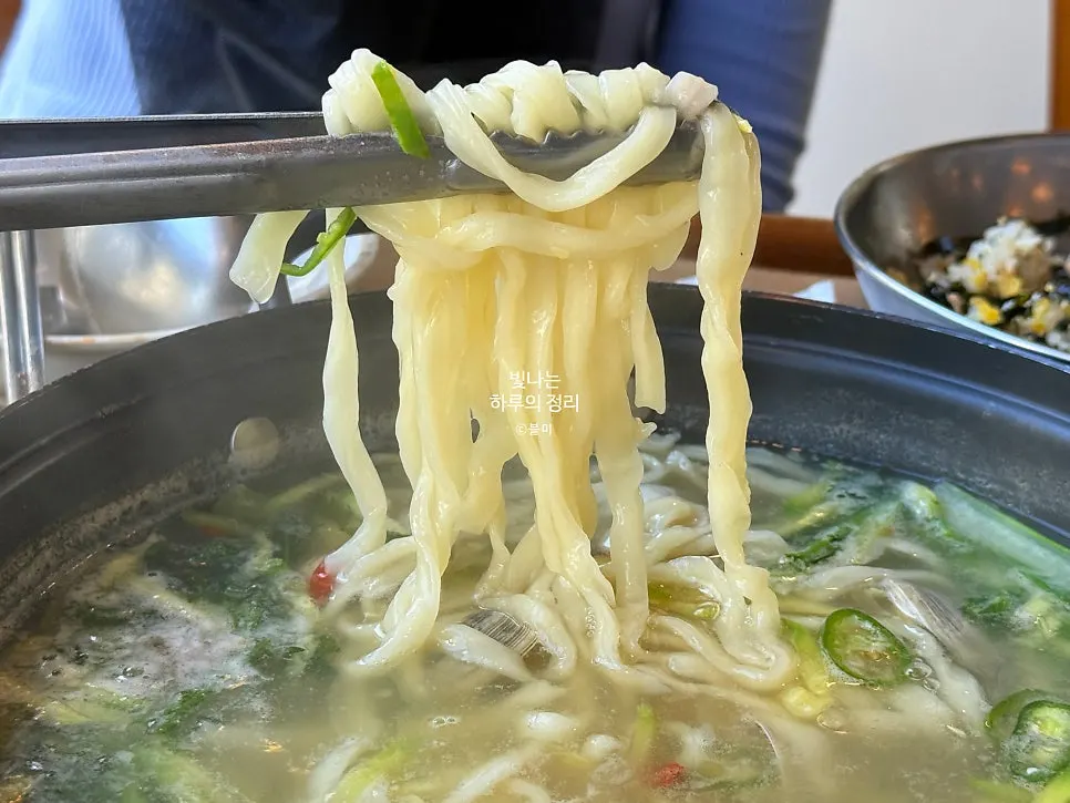 알맞게 끓어 익은 동죽칼국수 냄비
