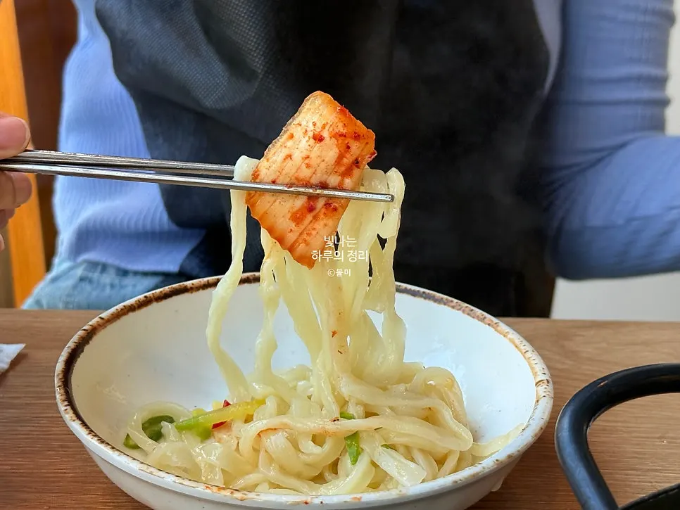 건져 올린 쫀쫀한 칼국수 면발