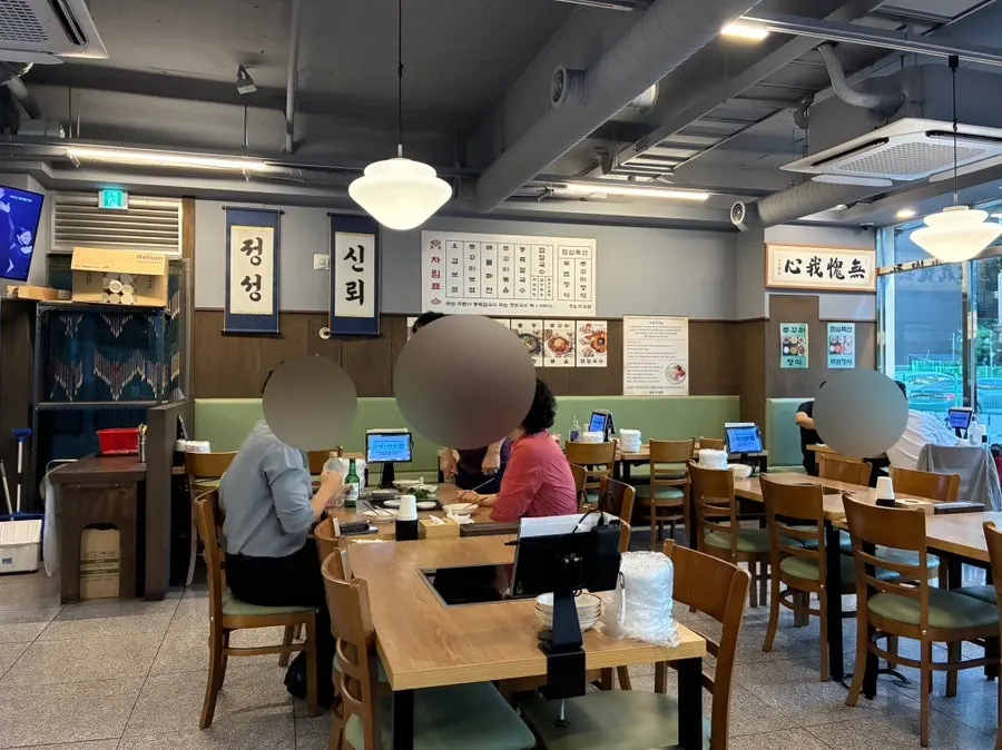 통창이 있는 청운보쌈 당산점 내부