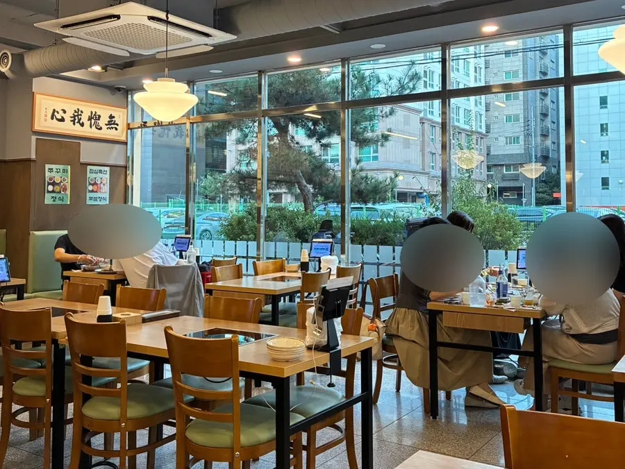 평일 저녁 손님이 있는 홀 풍경