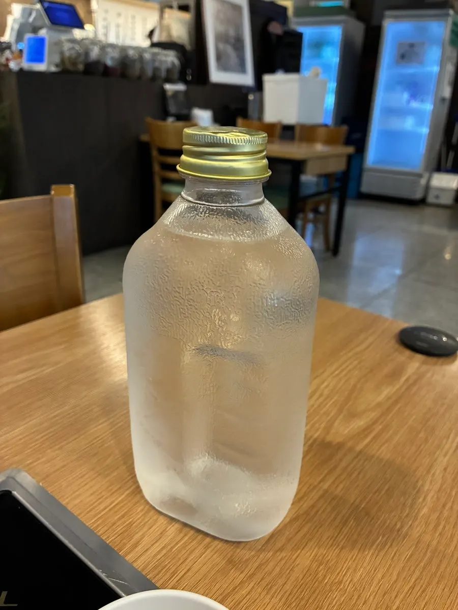 옛날 유리병 스타일의 물병