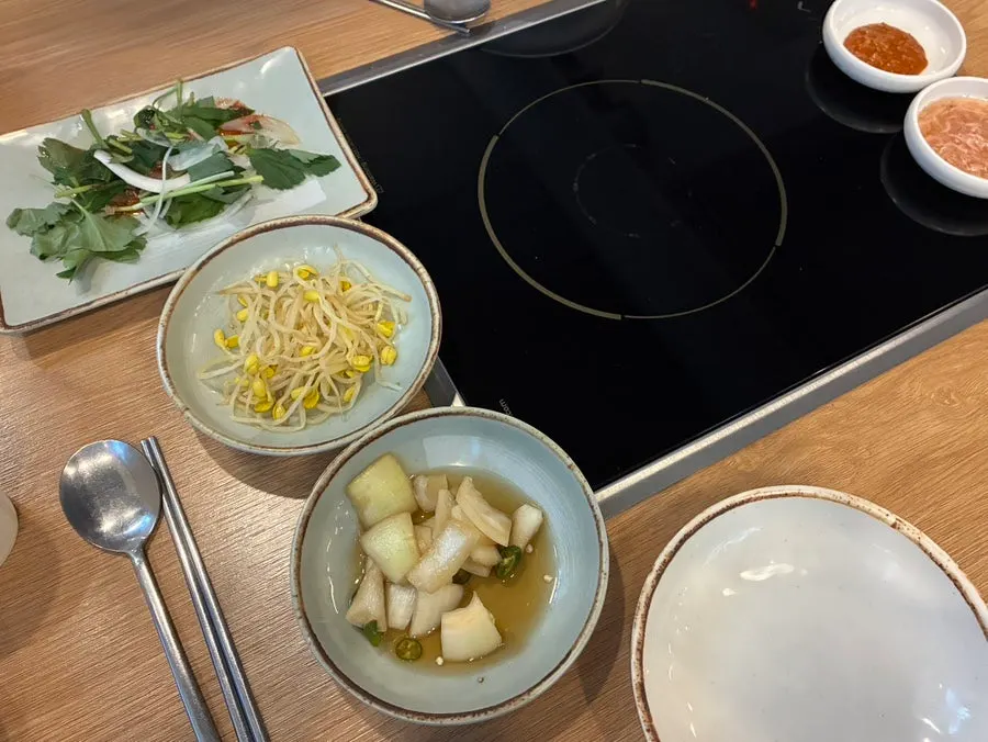 양파 장아찌와 참나물 무침 등 기본 찬