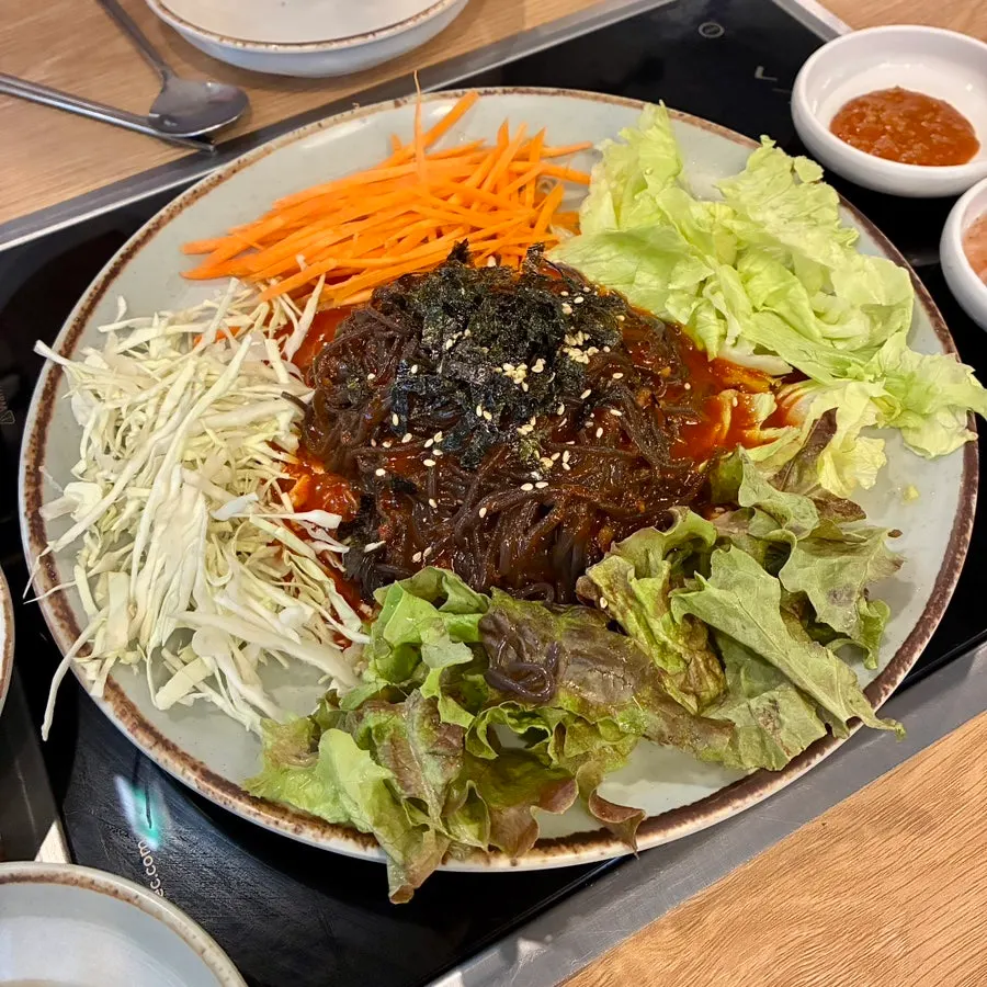 채소와 김가루가 올라간 쟁반막국수