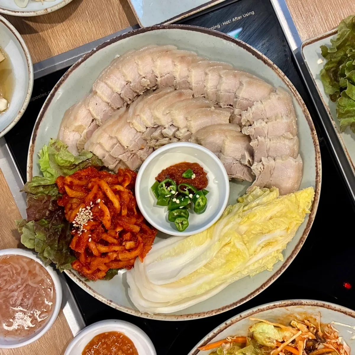 갈치속젓이 놓인 오겹보쌈 소 사이즈