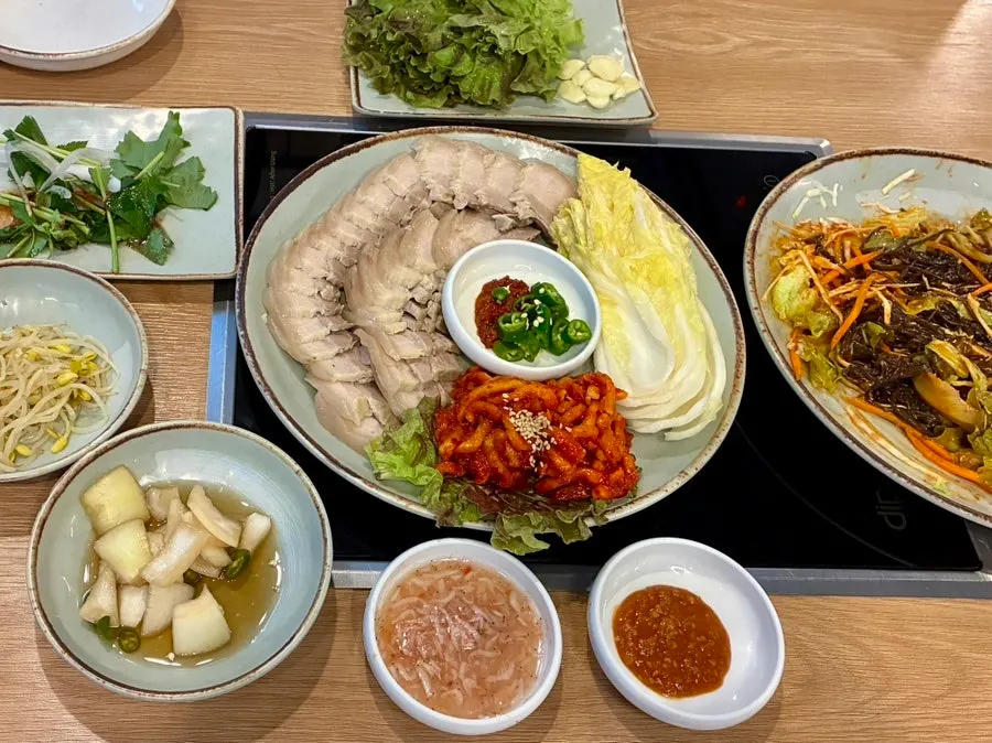 오겹보쌈과 막국수가 차려진 한상