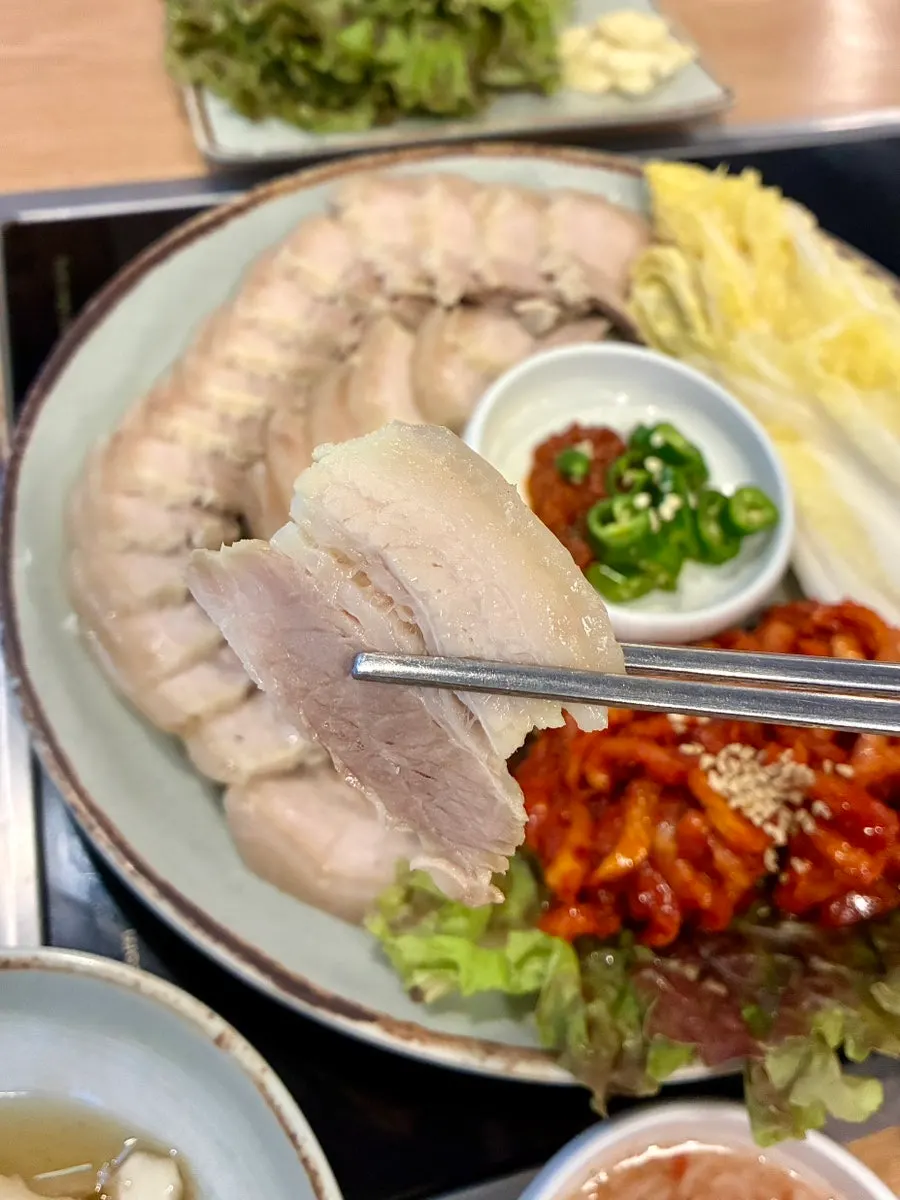 껍질이 붙은 오겹보쌈 고기 단면