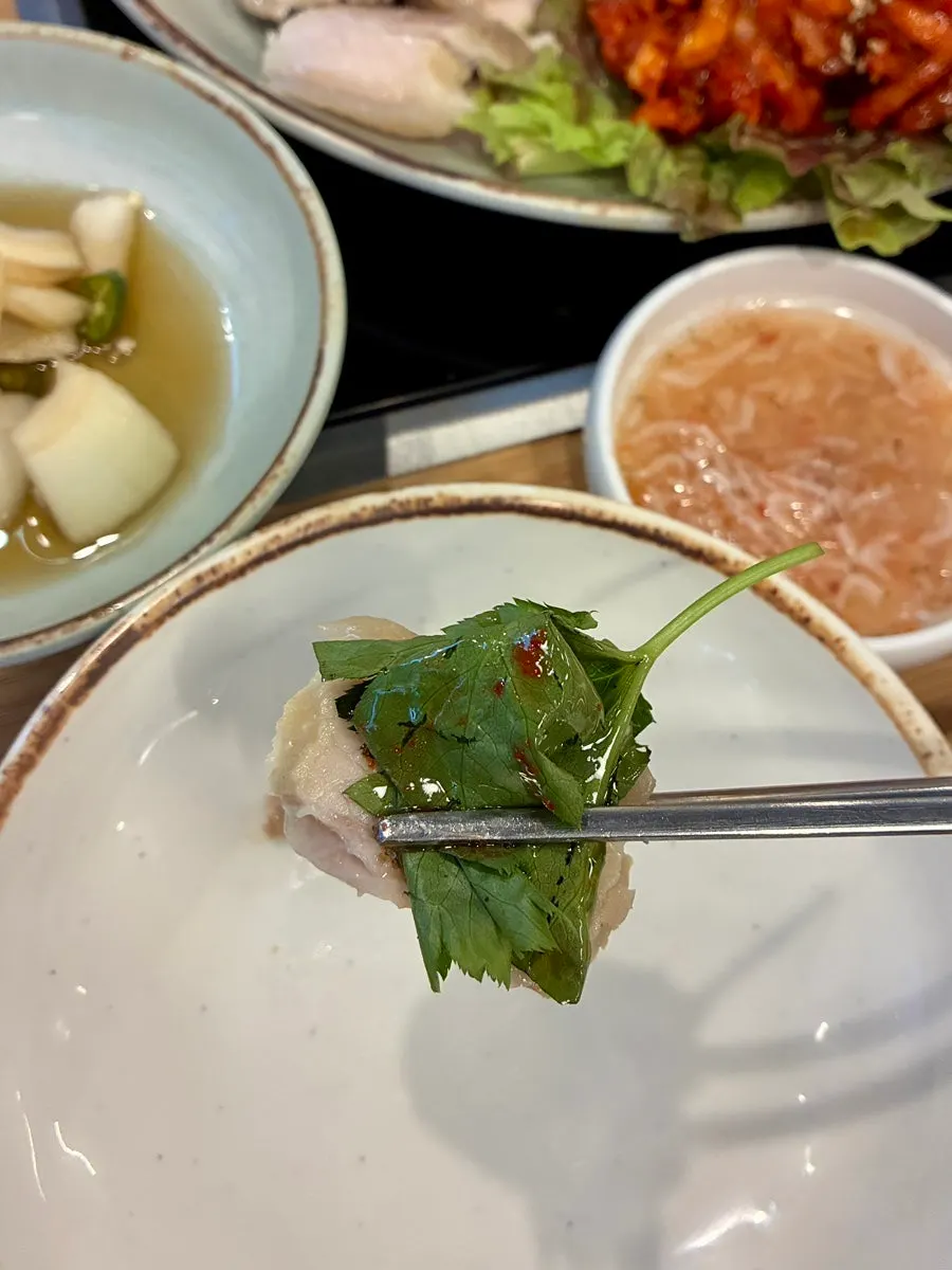 참나물 무침을 올린 보쌈 한입
