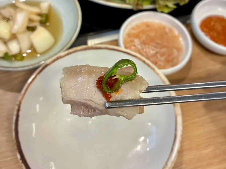 갈치속젓과 고추를 곁들인 보쌈