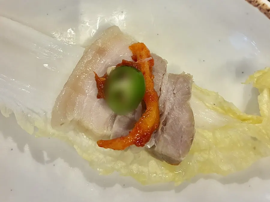무김치와 마늘을 올린 보쌈 쌈