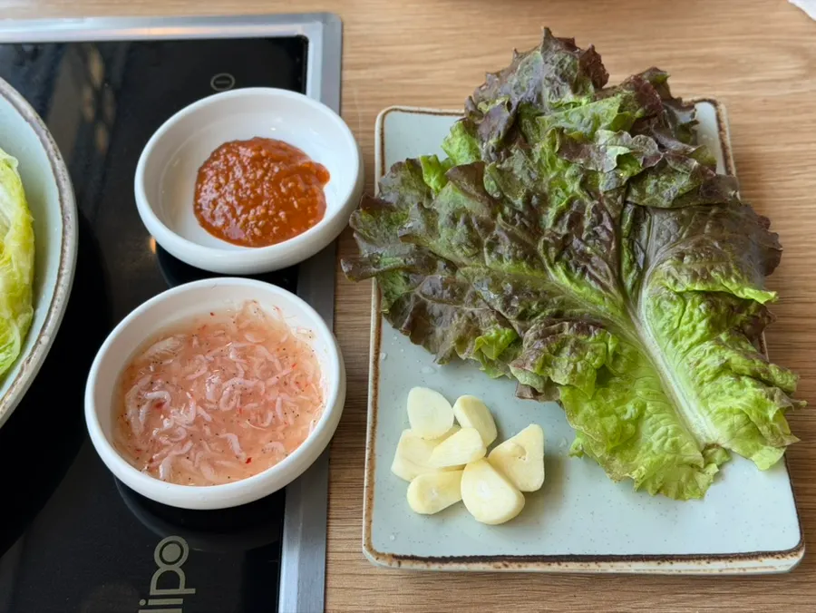Side dishes: bean sprouts, stir-fried fish cake, fresh cabbage kimchi, pickled onions