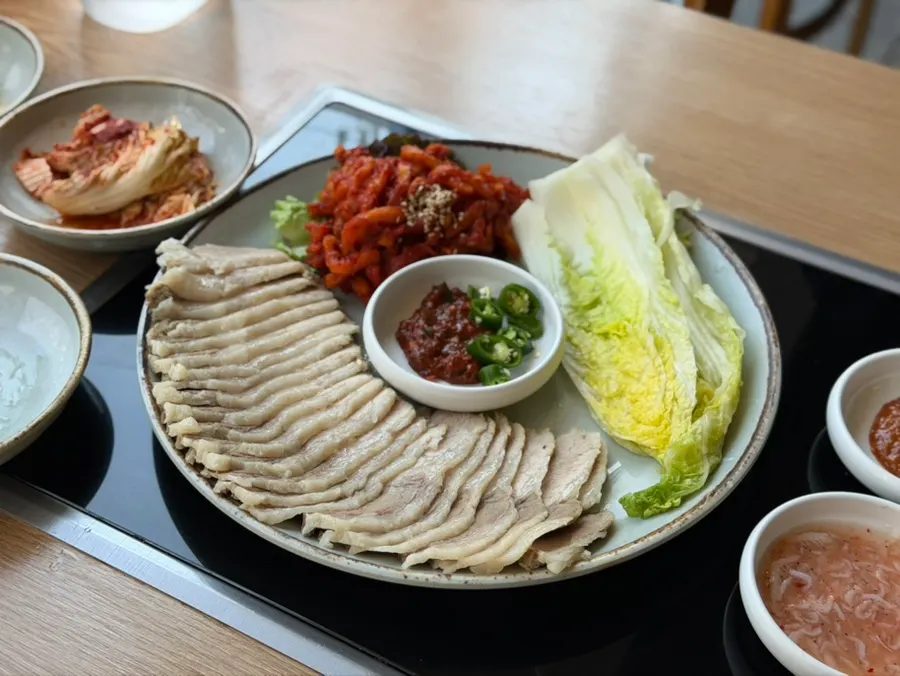 Wrap vegetables with salted shrimp and sauces