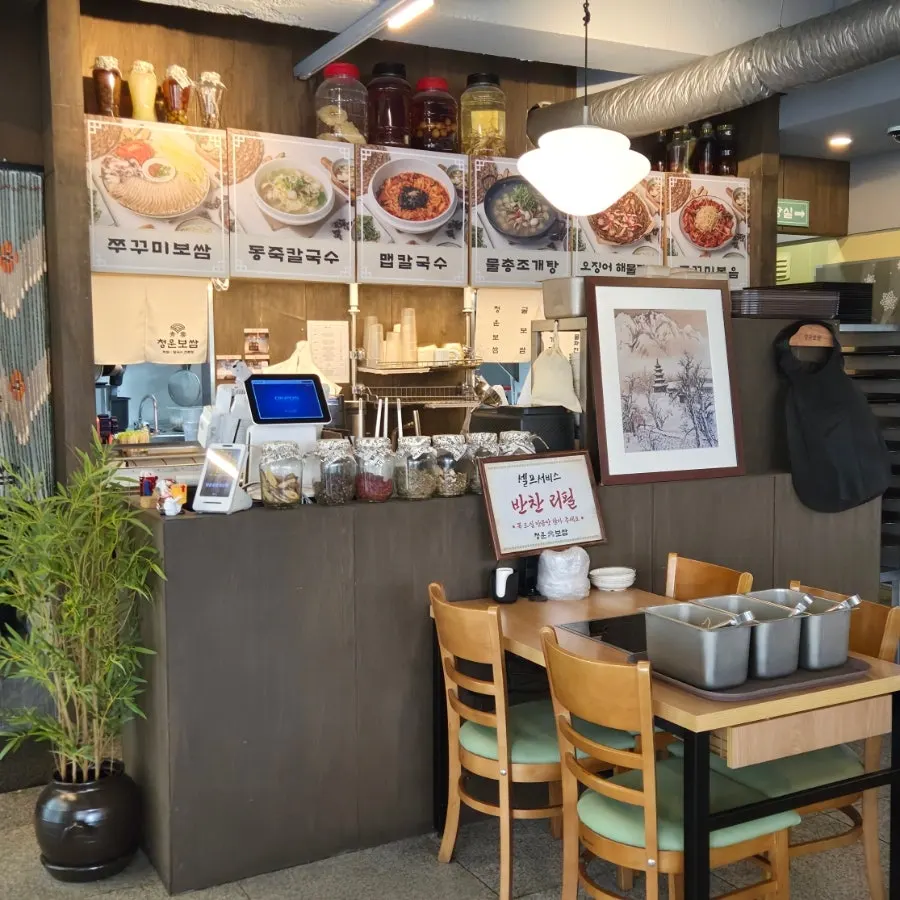 실내와 바깥이 이어지는 매장 분위기