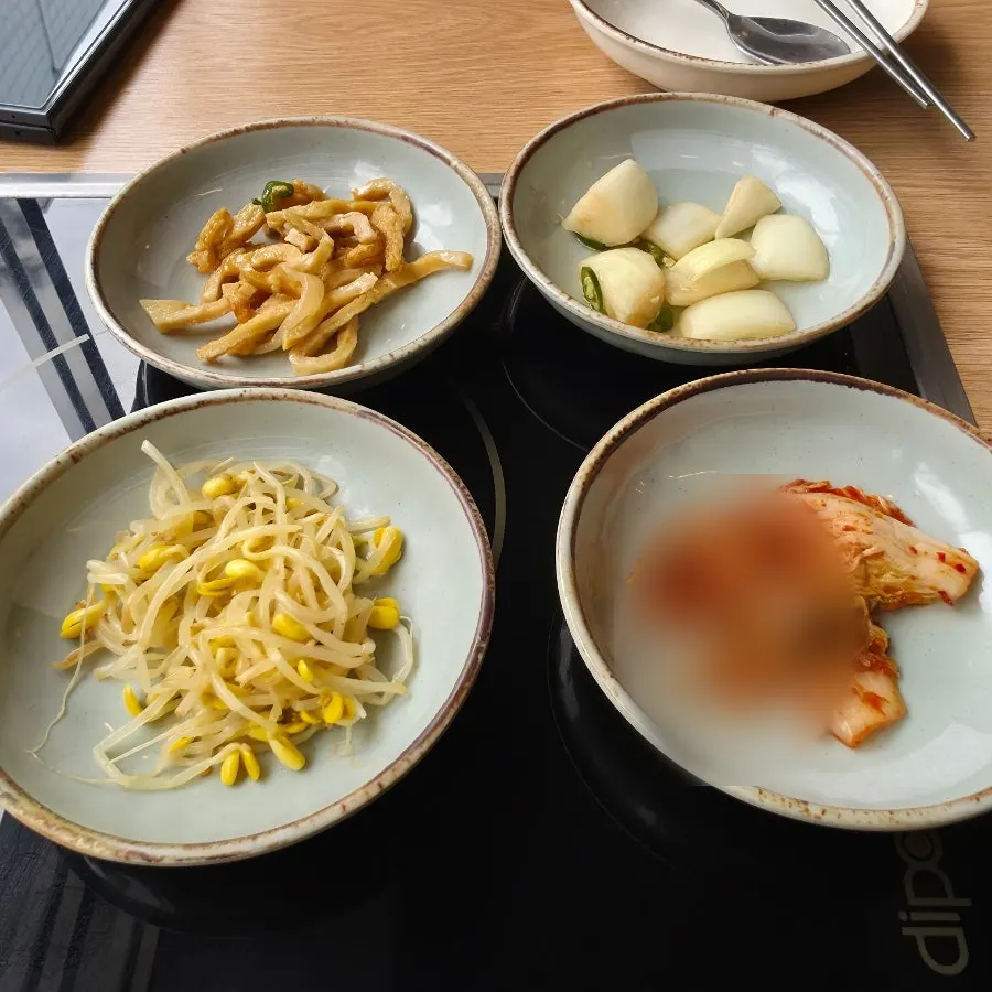 콩나물무침과 어묵볶음 등 기본반찬 상차림
