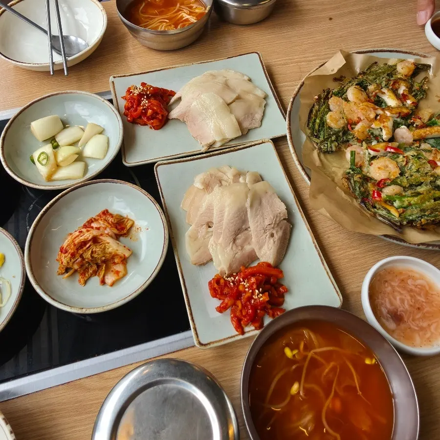 무말랭이 무침을 곁들인 오겹보쌈 접시