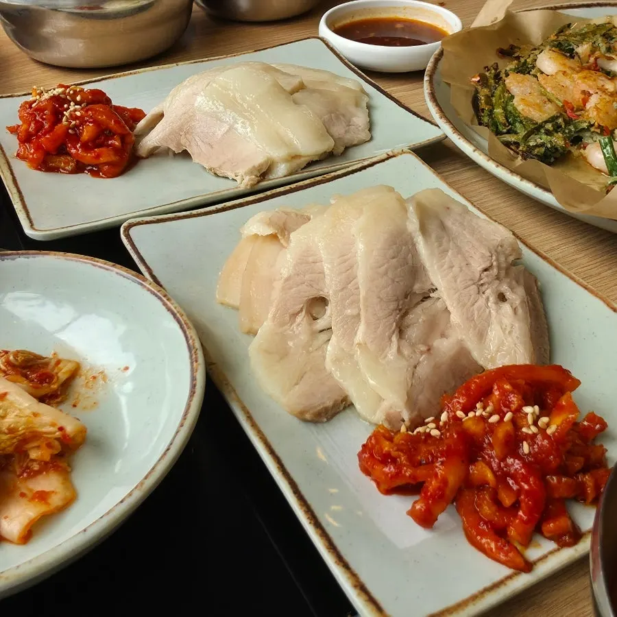 새우젓에 찍은 오겹보쌈 한 점